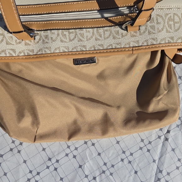 Giani Bernini Tan and Cream Designer Tote - Picture 10 of 16